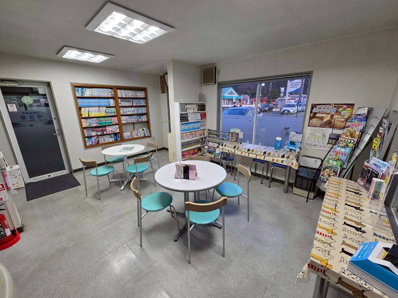 商談やウェイティングのための、テーブル席が完備された明るい店内