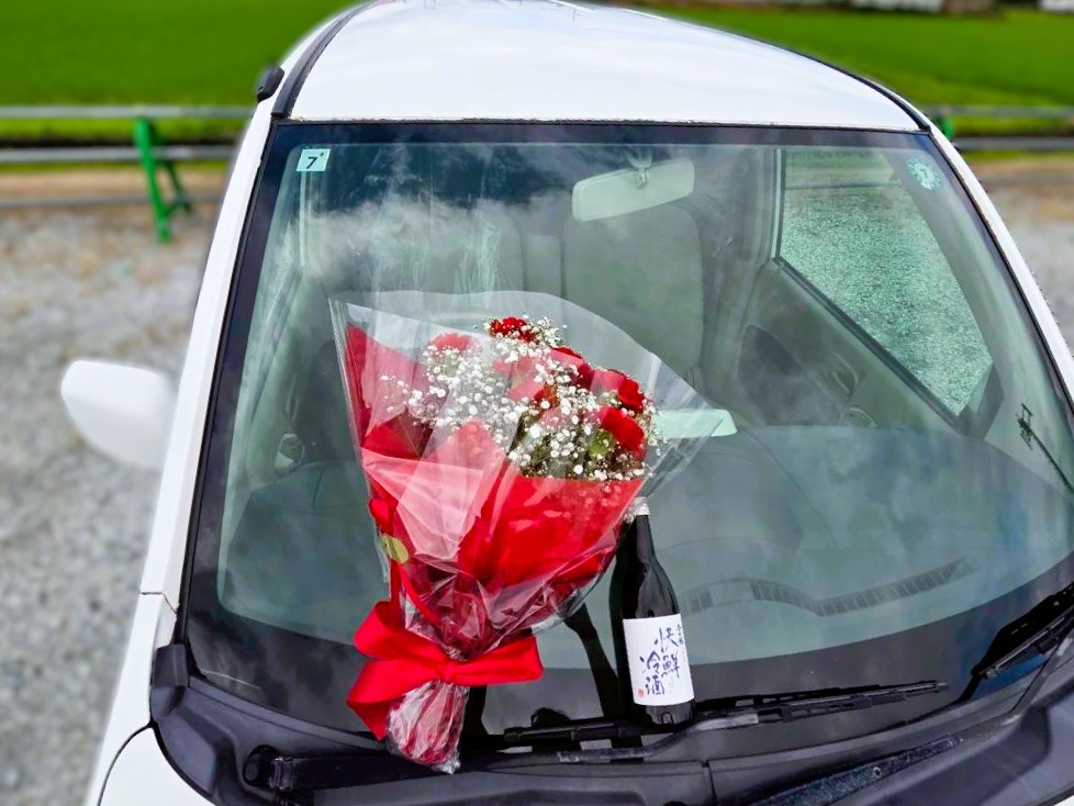 愛車との感動のお別れ。長年ともに走ったお車へ、感謝の花束とお酒を