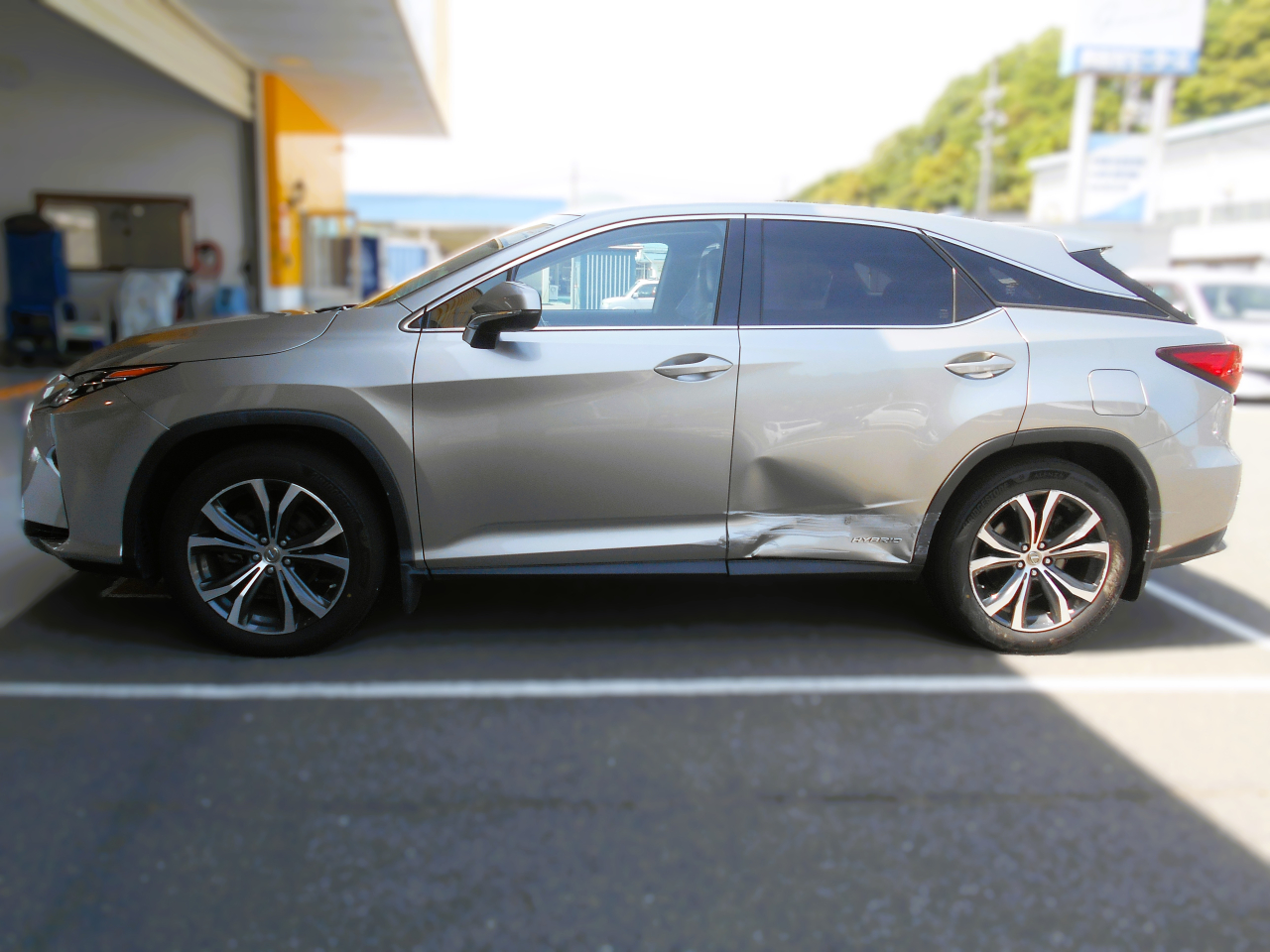 【豊岡市 キズ・へこみ修理】レクサス RX450hの左リアドア・クォーターパネル・バンパー擦り傷＆大きな凹みを美しく修復！秋のドライブ前にお手入れしませんか？