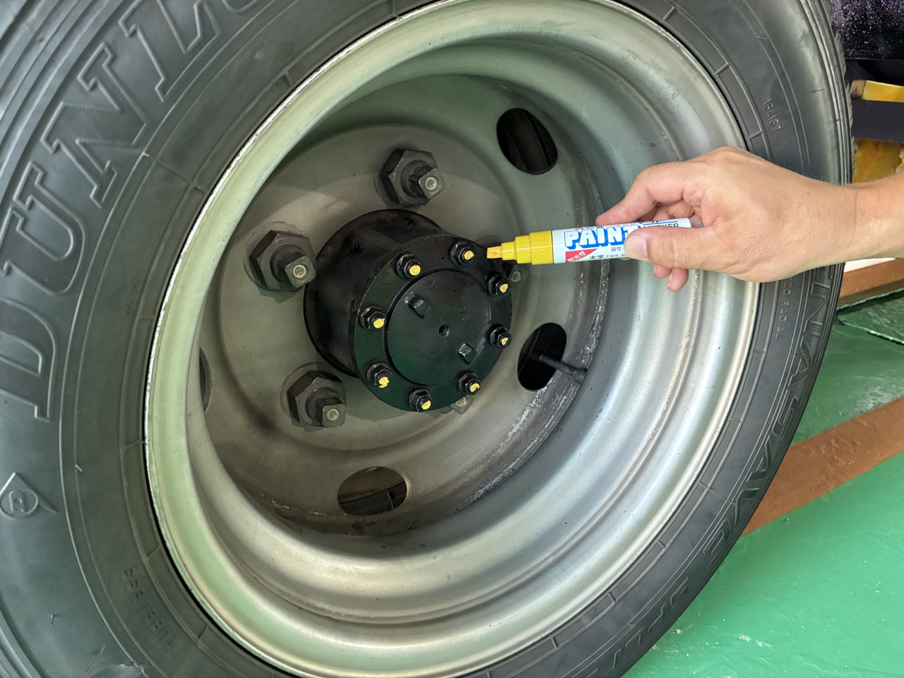 作業後のボルト締め忘れを徹底防止！黄色のマーカーによるダブルチェック体制の取り組み