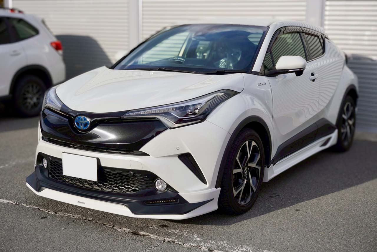 屋外に展示されている白いSUVの車両