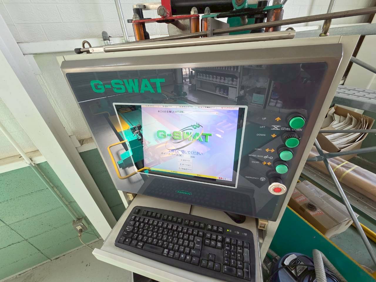 四輪アライメントテスター「G-SWAT」の専用モニター画面とキーボード