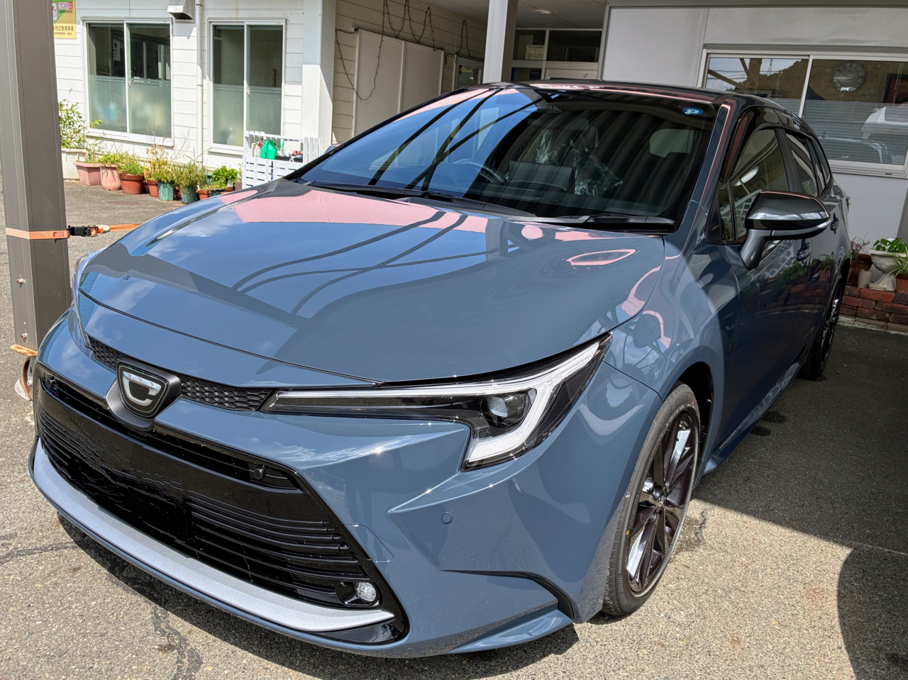 【ご納車御礼】豊岡市のお客様に「トヨタ カローラ ツーリング HYBRID WxB（4WD）」をご納車！夏ドライブを快適にするマッシブグレー＆【フル安全装備×延長保証】