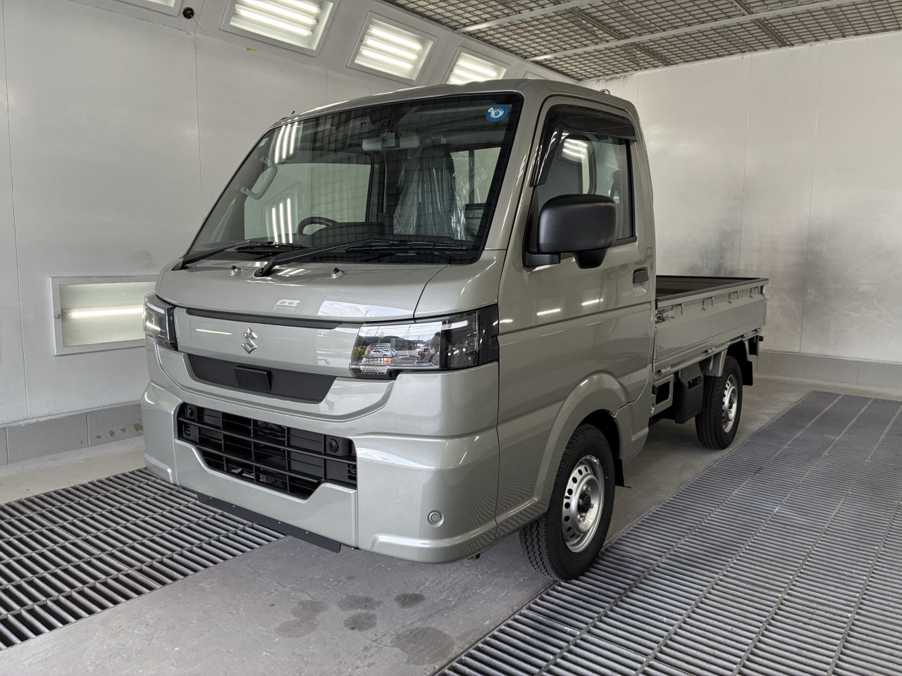 【ご納車御礼】豊岡市のお客様に「スズキ キャリイ KC（4WD）」をご納車！晩秋の作業から冬の雪道まで大活躍＆【LEDライト・デジタルメーター・塩害ガード施工】